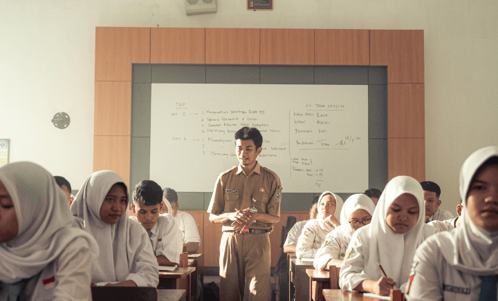 Guru mengajarkan konsep dasar pemikiran komputasional dan koding kepada siswa